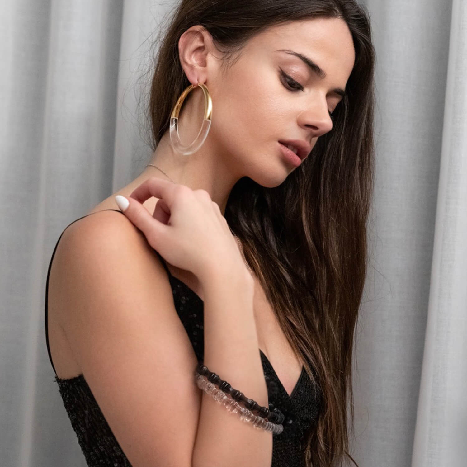 XL Big hoop earring in gold and clear lucite