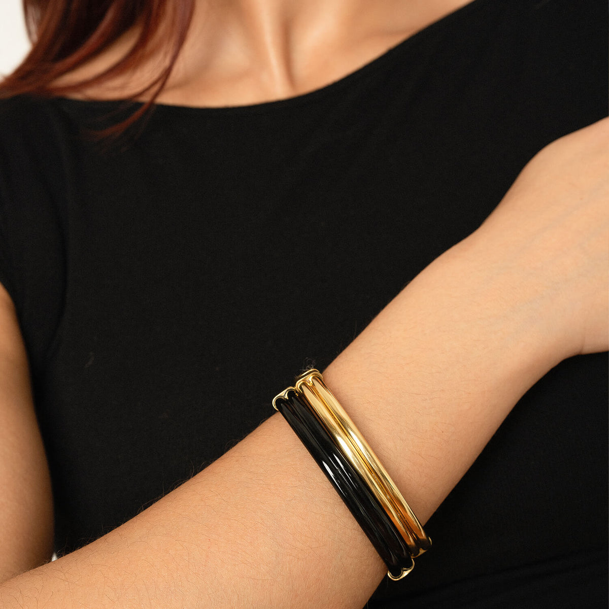 Ridge hinge bangle with lucite and gold in black lucite