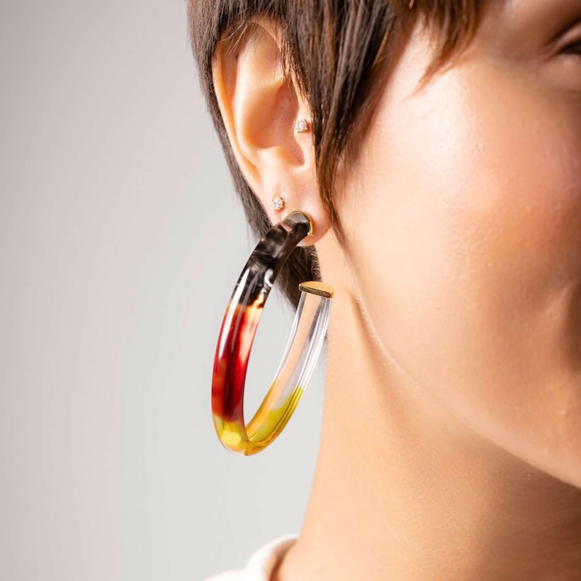 TIE DYE LUCITE HOOP EARRINGS IN EARTH TONES